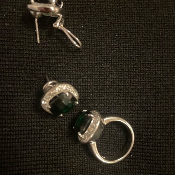 Faux jewels - emerald ring (7) and pierced earrings. - Picture 3 of 4